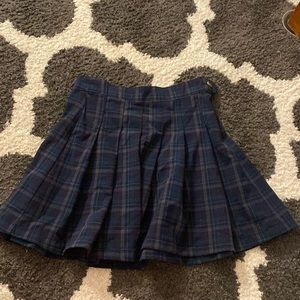 Cute plaid skirt, zipper and button on the side super stylish, nice shape